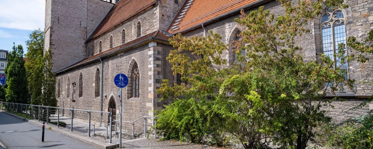 Die Erfurter Reglerkirche von Osten.