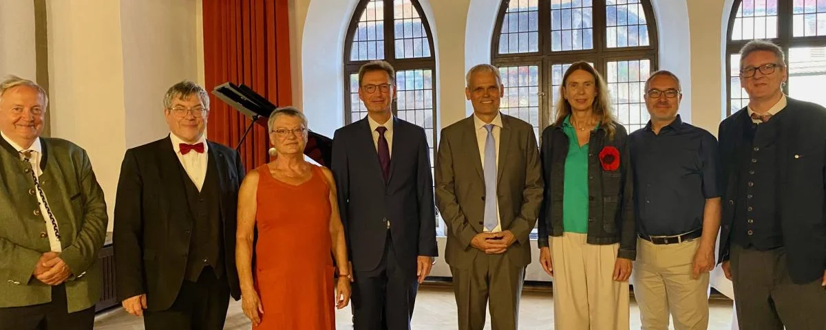 Matthias Rein (4. von links) feierte seinen Geburtstag mit zahlreichen Gästen, u.a. mit Landesbischof Friedrich Kramer (2. von links) und Regionalbischöfin Dr. Friederike Spengler..