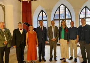 Matthias Rein (4. von links) feierte seinen Geburtstag mit zahlreichen Gästen, u.a. mit Landesbischof Friedrich Kramer (2. von links) und Regionalbischöfin Dr. Friederike Spengler.. | Foto: Foto: Franzisca Friedrich