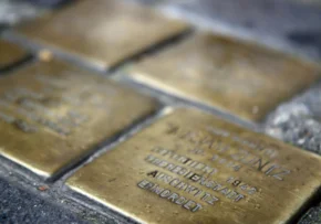 Ein Stolperstein in Frankfurt/Main erinnert an einen ermordeten jüdischen Bürger. | Foto: Foto: FUNDUS Birgit Arndt