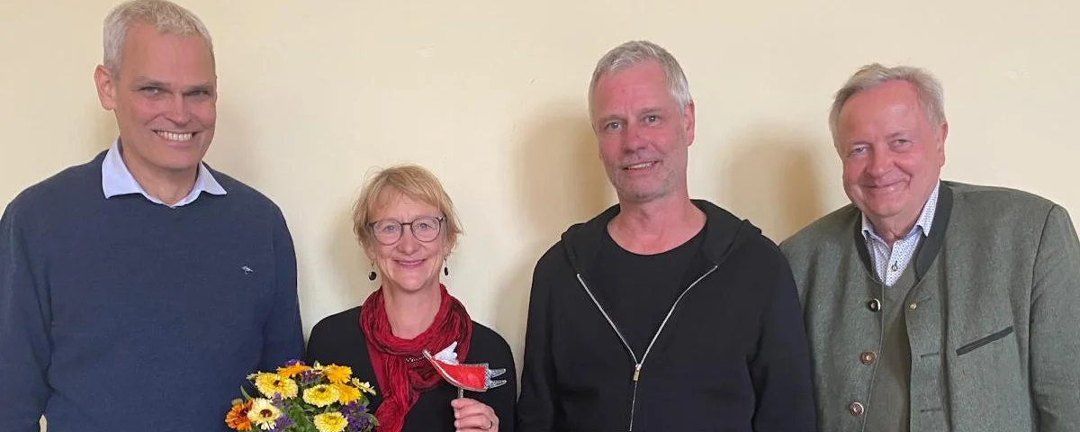 Kerstin Brückner mit Senior Dr. Matthias Rein, Matthias Weiß von der Offenen Arbeit und Präses Dr. Ulrich Born (von links).