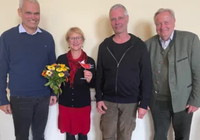 Kerstin Brückner mit Senior Dr. Matthias Rein, Matthias Weiß von der Offenen Arbeit und Präses Dr. Ulrich Born (von links).