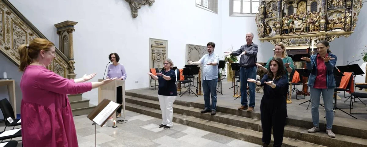 Claudia Oelze dirigiert den Gebärdensprachchor.